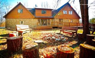 Stately Luxury Vacation Rental with a Private Hot Tub near Brown County State Park, Indiana - Nashville - 9