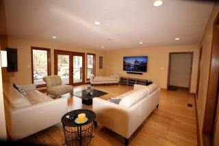 Stately Luxury Vacation Rental with a Private Hot Tub near Brown County State Park, Indiana - Nashville - 6