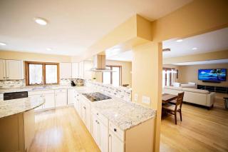 Stately Luxury Vacation Rental with a Private Hot Tub near Brown County State Park, Indiana - Nashville - 2