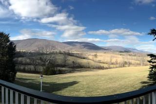 Romantic Cottage Getaway with Stunning Views of the Blue Ridge Mountains in Virginia - Greenwood - 9