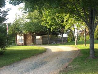 Bright Cottage for a Couples' Getaway Eight Miles from Charlottesville, Virginia - Charlottesville - 0