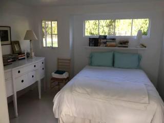 Bright Cottage for a Couples' Getaway Eight Miles from Charlottesville, Virginia - Charlottesville - 2