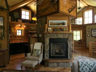 Private Rustic Cabin with Ski-In and Ski-Out Access in Jackson, New Hampshire - Jackson - 5