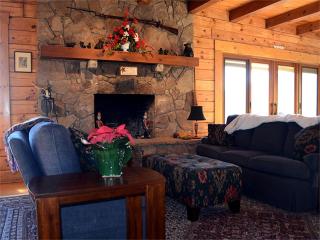 Stunning Log Cabin Rental for Eight Guests Located near Watauga Lake in Tennessee - Butler - 9