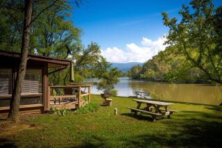 Riverfront Cabin Rental with a Private Hot Tub near Shenandoah National Park in Luray, Virginia - Luray - 9