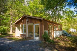 Riverfront Cabin Rental with a Private Hot Tub near Shenandoah National Park in Luray, Virginia - Luray - 8