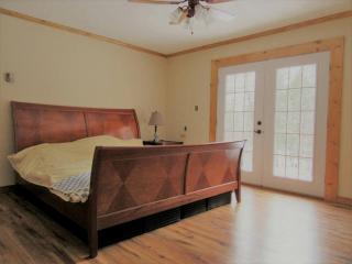 Charming Cabin Retreat in the Foothills of the Adirondacks in Fort Ann, New York - Fort Ann - 1