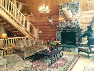Secluded Log Cabin Nestled in the Woods in Athol, New York - Athol - 7