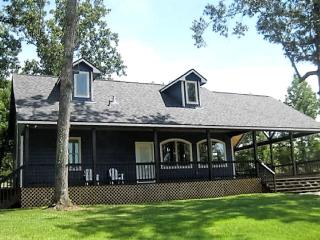 Charming and Spacious Lakefront Vacation Rental for 10 People in East Texas - - 8