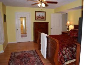 Charming Farm-Style Accommodation for Eight near Roanoke, Virginia - New Castle - 3