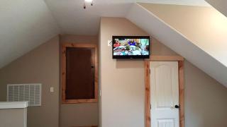 Charming and Spacious Lakefront Vacation Rental for 10 People in East Texas - - 2