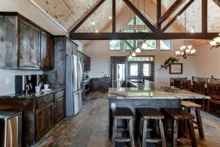 Charming Cabin with Pool Table and Swimming Pool in Branson, Missouri - Branson - 6