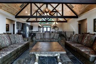 Charming Cabin with Pool Table and Swimming Pool in Branson, Missouri - Branson - 1