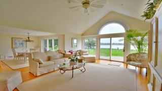 Exquisite Waterfront Vacation Rental with a Private Dock, a Pool, and a Hot Tub in the Hamptons, New York - Southampton - 8