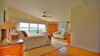Exquisite Waterfront Vacation Rental with a Private Dock, a Pool, and a Hot Tub in the Hamptons, New York - Southampton - 1