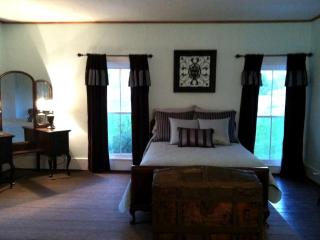 1800s Farmhouse Cottage Rental on a 230 Acre Farm in Muskingum County, Ohio - - 4