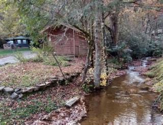 Romantic Log Cabin Accommodation with a Deck near Hiawassee, Georgia - Fain - 7