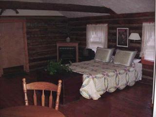 Romantic Log Cabin Accommodation with a Deck near Hiawassee, Georgia - Fain - 5