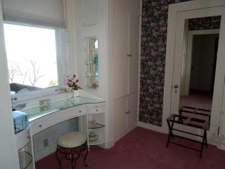 Amazing Villa Rental near Lake Michigan for Family or Group Glamping Vacations in Sheboygan, Wisconsin - Sheboygan - 4