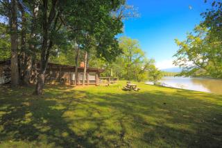 Fabulous Family-Friendly Getaway with a Hot Tub on the Shenandoah River, Virginia - Luray - 9