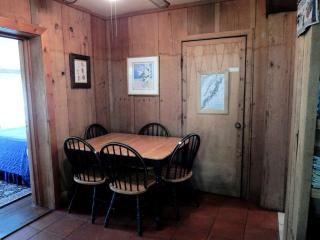 Fabulous Family-Friendly Getaway with a Hot Tub on the Shenandoah River, Virginia - Luray - 4