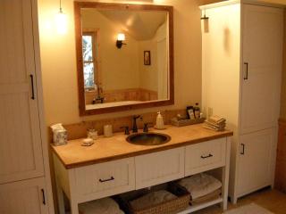 Immaculate Cabin Rental with a Hot Tub next to Lake Pend Oreille in Bonner County, Idaho - Sagle - 2