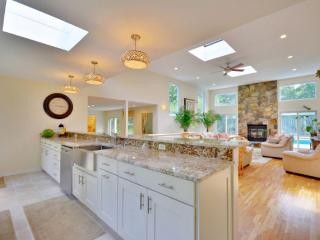 Incredible Villa Rental with a Hot Tub, a Swimming Pool, and Tennis Courts in the Hamptons, New York - Southampton - 2