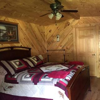 Cozy Cabin with Ensuite Bathroom for a Romantic Escape in Greenwood, Wisconsin - - 4