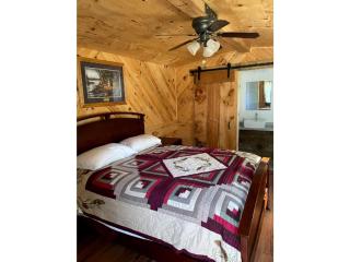 Cozy Cabin with Ensuite Bathroom for a Romantic Escape in Greenwood, Wisconsin - - 3
