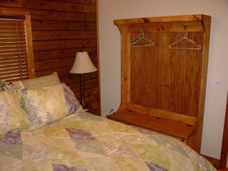 Lovely Cabin Getaway with Fireplace and Lake Views in Grand Rivers, Kentucky - Grand Rivers - 4