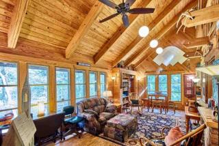 Cozy and Comfortable Kid-Friendly Cabin Rental for a Memorable Family Getaway Nestled in the Serene Forest in Ben Wheeler, Texas - Ben Wheeler - 9