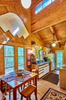 Cozy and Comfortable Kid-Friendly Cabin Rental for a Memorable Family Getaway Nestled in the Serene Forest in Ben Wheeler, Texas - Ben Wheeler - 2