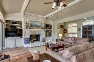 Spacious Cottage Rental on the Shores of Cedar Creek Lake in Mabank, Texas - 9