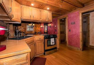 Log Cabin with a Hot Tub in Ellicottville, For Magical Glamping Escapes in New York - Ellicottville - 1
