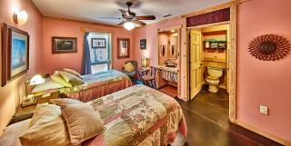Beautiful Cabin Surrounded by Forest with Amazing Outdoor Amenities for a Peaceful Escape in the Outdoors in Ben Wheeler, Texas - 7