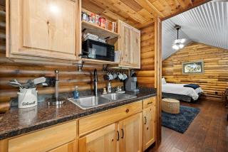 Stunning Riverfront Log Cabin Nestled Amidst Trees in Nashoba, Oklahoma - Nashoba - 4
