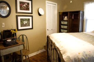 Cottage Rental with a Clawfoot Tub on a Working Farm in West Tennessee - Henderson - 4