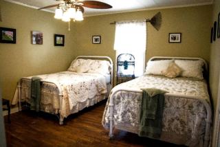 Cottage Rental with a Clawfoot Tub on a Working Farm in West Tennessee - Henderson - 1
