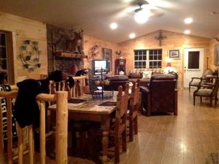 Spacious Camping Cabin Perfect for Families in the Blue Ridge Mountains of Georgia - Blairsville - 9