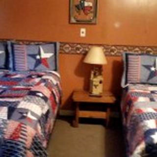 Vacation Rental Nestled in a Spacious Cabin with Shared Deck near Van, Texas - Canton - 0