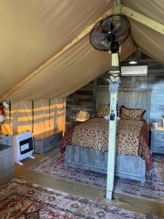 Cozy Safari Tent with Gorgeous Lake Views in Lone Oak, Texas - - 8