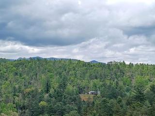 Off-Grid Yurt with Outdoor Kitchen and Shower in North Carolina - Lake Toxaway - 2