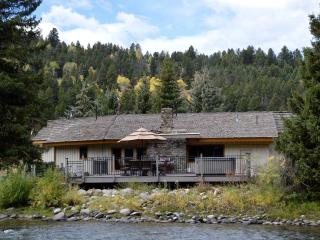 Picturesque Cottage for a Riverside Retreat near Big Sky, Montana - Gallatin Gateway - 9