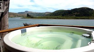 Beautifully Furnished Cottage Rental with Hot Tub on the Russian River, California - Jenner - 0