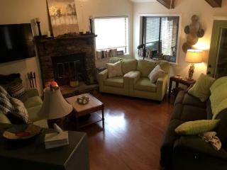 Grand Lakefront Cabin Rental for Groups Just Outside of Little Rock, Arkansas - Heber Springs - 3