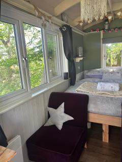 Rhodes To Serenity - Waterfall Shepherds Hut - Cauldon - 8