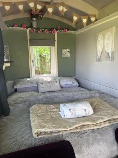 Rhodes To Serenity - Waterfall Shepherds Hut - Cauldon - 7