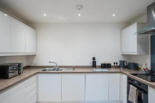 Stylish Two-Bedroom Apartment - Parking, Fast Wi-Fi, 7 Mins from Station By AV Hughes Properties - Milton Keynes - 5