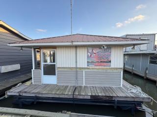 The Miss Ella Houseboat - - 6