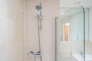 Stylish Two-Bedroom Apartment - Parking, Fast Wi-Fi, 7 Mins from Station By AV Hughes Properties - Milton Keynes - 2